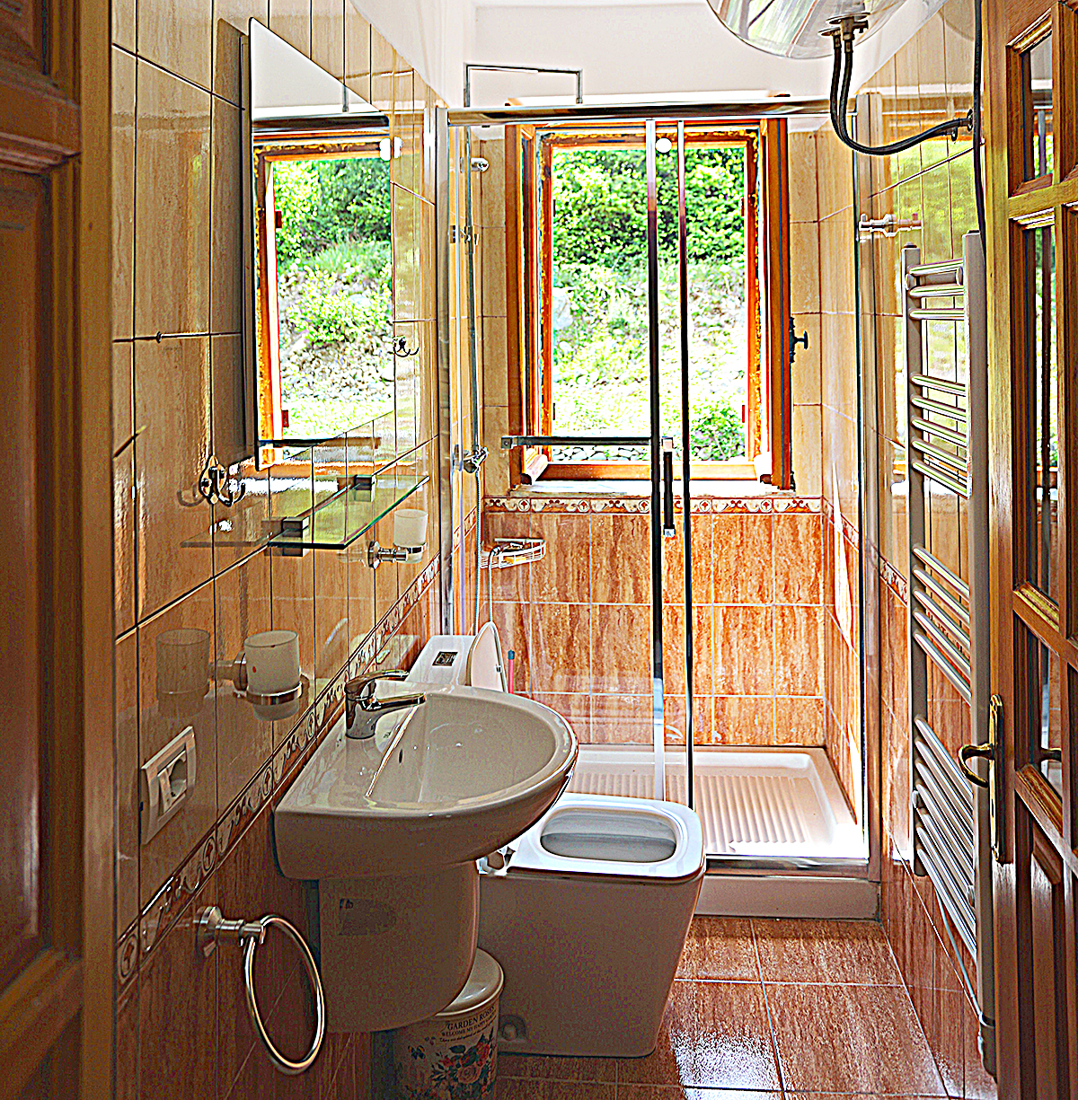 Bathroom 2 (upstairs)